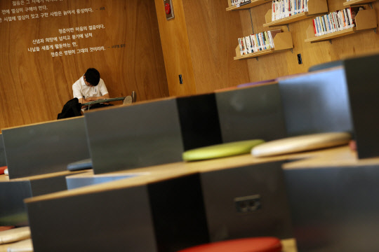 지치지 않길       (서울=연합뉴스) 박동주 기자 = 12일 중구 서울시청년일자리센터에서 한 청년이 휴식하고 있다. 이날 통계청이 발표한 8월 고용 동향을 보면 지난달 취업자 수는 2천690만7천명으로 1년 전보다 3천명 늘어나는 데 그쳤다. 취업자 증가 폭은 두 달 연속 1만명을 밑돌면서 사실상 제자리걸음을 하고 있다. 실업자 수는 외환위기 이후 가장 많은 수준으로 치솟았고 실업률도 악화하는 등 얼어붙은 고용이 좀체 풀리지 않고 있다. 2018.9.12      pdj6635@yna.co.kr  (끝)
